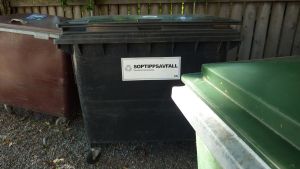 De kännspaka avfallstunnorna har nu fått sällskap på vissa bostadsbolags gårdar av ytterligare en. (Arkivbild) Soptunnor i Ekenäs.