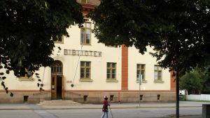 Brändö bibliotek gör sig så bra där mitt i smeten, säger Linn Jung. Brändö bibliotek, Vasa.