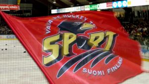 Över 4000 i publiken på senaste matchen uppskattades av Sports spelare. Vaasan Sports flagga