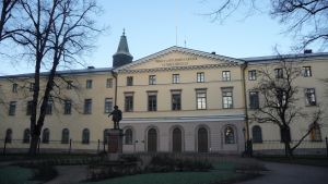 Här huserade Kungliga Akademien i Åbo, idag finns Åbo hovrätt i huset. Hovrätten i Åbo