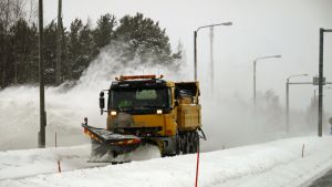Behovet av snöplogning har minskat, men det behöves en stor kapacitet för att klara av plötsliga stora snömängder. Plogbil i snöyran.