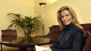 Ett klassiskt exempel på en politiker som valdes in i riksdagen utan tidigare politisk erfarenhet är Tanja Karpela, före detta Miss Finland. Hon valdes in i riksdagen 1999 och i följande val blev hon röstdrottning. Ett snyggt utseende utesluter dock inte kompetens, men är heller ingen garanti för det. Tanja Karpela
