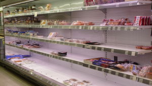 Bland annat i många mataffärers kötthyllor var det tomt på lördagen. Tomma butikshyllor i K-Market i Vasa.