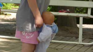 Många barn träffar sin mamma eller pappa endast under fängelsets besökstid. Barn och docka
