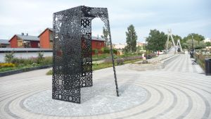 Ylva Holländer och Kirsi Kaulanen skapade det här monumentet på västra åstranden i Borgå 2008. I August Eklöfs park på västra åstranden i Borgå finns en triptyk till minne av Borgå lantdag. Design: Ylva Holländer och Kirsi Kaulanen.