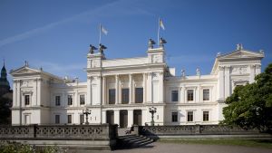 Dick Harrison föreläser vid universitetet i Lund.“Vi kan använda historien som ett positivt laddat vapen, som något vi tar till oss för att vidga perspektiven, lära oss mer och bli rikare”, säger han. Huvudbyggnaden vid Lunds universitet