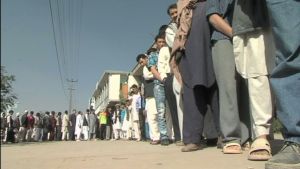 Afghanska myndigheter hoppas på högt valdeltagande men det ser inte lovande ut med tanke på hur få väljare som har registrerat sig Afghaner köar i Kabul