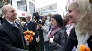Sveriges förra statsminister Fredirik Reinfeldt från Moderaterna körde hårt på den så kallade "arbetslinjen", en politiks idé om att arbete alltid ska prioriteras framför bidrag. Fredrik Reinfeldt med svenska väljare