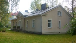 När HNS flyttar ut kunde den här byggnaden förslagsvis säljas står det i utredningen. Ekparkens skola vid Ekåsens sjukhus.