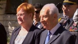 Shimon Peres träffade Tarja Halonen under sin tid som president, för att diskutera fredsprocessen i Mellanöstern. Halonen och Shimon Peres