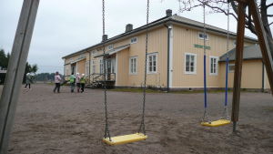 Stadsfullmäktige har fattat beslut om att bevara byskolorna i Lovisa. haddom skola i Lovisa