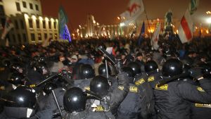 Bild från säkerhetspolisens våldsamma ingripande i den stora demonstrationen den 20 december 2010 Kravallpolis stötte samman med demonstranter som försökte storma parlamentsbyggnaden
