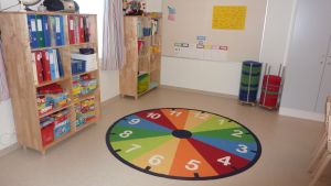 De barn som går i språkbad i Solbacka daghem i Karis ska få språkbad en timme i veckan i förskolan. Solbacka daghem i Karis