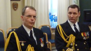 Anders Gardberg, till vänster, basade länge för Nylands brigad innan han blev militärattaché i Stockholm. Nu säljer han jaktplan för Saab. Anders gardberg och Juha Vauhkonen