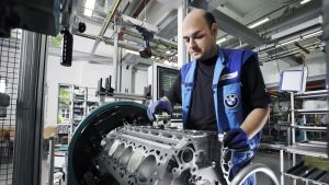 Bra på att producera värme, sämre på att producera rörelseenergi. 12-cylindrig BMW-motor