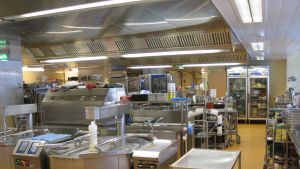 Centralköket i Centralskolan lagar maten som ska delas ut. Centralköket i Hangö