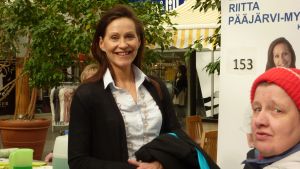 Riitta Pääjärvi-Myllyaho (saml). Riitta Pääjärvi Myllyaho (Saml) träffade väljare i köpcentrum i Vasa.