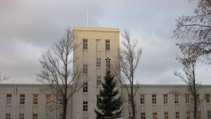 Sidospåret leder till Forcits fabrik och är privatägt. Forcits huvudbyggnad i Hangö, julgran i förgrunden.