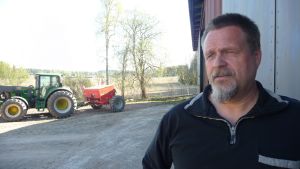 Torbjörn Lönnfors, växtodlingsrådgivare på Nylands Svenska Lantbrukssällskap rf. Torbjörn Lönnfors önskar regn på de torra åkrarna