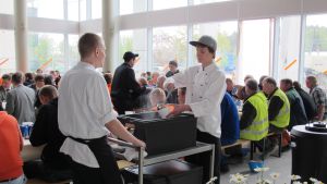 Det var taklagsfest för Axxell i Karis i maj 2011. Axxell studerande serverar mat på taklagsfest i Karis