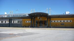 Nextjets flyg från Kronoby-Jakobstad till Stockholm ses som en ytterst viktig förbindelse för näringslivet i regionen. Entré vid flygplatsen i Kronoby