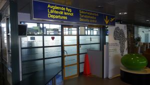 Situationen för resenärerna kan ytterligare förvärras när det övernattande kvällsflyget till Kemi och morgonreturen tillbaka dragits in. Säkerhetskontrollen vid flygplatsen i Kronoby