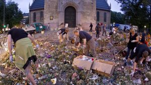 Minnesplatsen för offren i massmordet i Norge städas upp.
