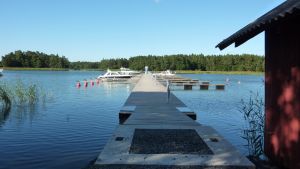 Det har varit ganska stillsamt i juni, men det här är inget ovanligt. I stället räknar man med högsäsongsmånaderna juli och augusti. Den omtvistade bryggan vid Sommaröstrand augusti 2011.