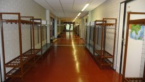 Unken luft, dålig luft och bristfällig ventilation är problem i S:t Karins svenska skola. Det tycker i varje fall elever och föräldrar. Ännu är skolgången tom