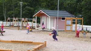 Inkomsterna från småbarnspedagogiken kommer att sjunka. Barn som leker vid Kyrkbackens daghem i Karleby