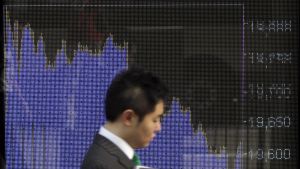 Många länder är intresserade av utbildade Hongkongbor och företag som nu har sina regionhögkvarter i självstyret. Hang Seng Index i Hong Kong 5.9.11
