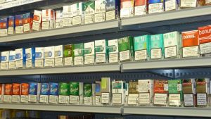 I dag kollar butiker frivilligt åldern på alla som ser ut att vara under 30 år då de vill köpa cigaretter. Tobakspaket i hyllan
