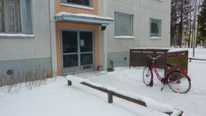 Här går man in till dagcentret Pikku-Päivis. Dagcentret Pikku-Päivis med den sociala disponenten finns i ett höghus på Narviksgatan i Hangö.