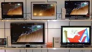 Ofta kan det vara billigare att köpa nytt än att reparera - det vill EU komma ifrån. LCD-teven