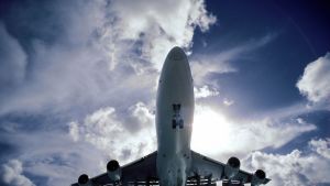 Då Malin var fem år var drömmen att få flyga långt bort med familjen Flygresorna ger skribenten dåligt samvete. Bild: YLE/Lassi Tolvanen