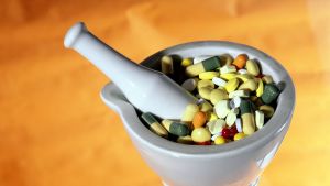 Det kan vara en riktigt dålig idé att mala sönder sina mediciner. Bild: YLE/Goodshoot.com/Ludovic Di Orio