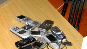 Skicka in din gamla telefon för återvinning - förutom att det är en miljövänlig gärning kan du dessutom tjäna en slant på det. Bild: YLE/Smältpuntk/Mona Sandell