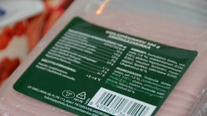 Tillsatsämnen i skolmaten oroar vissa föräldrar. Enligt Borgå lokalservice förekommer många av dem också i produkter som används i hemmen, som pålägg. E-koder gör skinkan snygg och hållbar