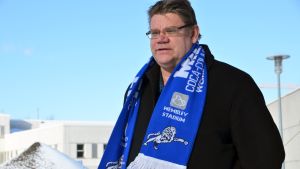Timo Soini hejar på Millwall, som spelar i The Championship i England. Omröstningens stora vinnare, men också den med det starkaste motståndet. Lite som alla riktiga diktatorer delar Soini folket itu.