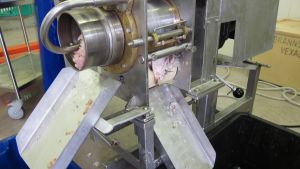 I dag finns det större efterfrågan på produkter av så kallad skräpfisk. På bilden en fiskseparator som hanterar braxnar. Benfri fiskfärs kommer ut i ett rör och skinn och ben i ett annat.