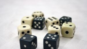 Einsteins uttalande om att "Gud spelar inte tärning" hänvisade just till kvantmekaniken, som han fann irriterande. Tärningar