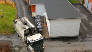 Sopbilsförarna anmäler problem vid sopkärl då de inte vill bli tvugna att städa varje gång de besöker platsen för tömning, säger Koivunen. sopbilen kommer för att hämta soperna