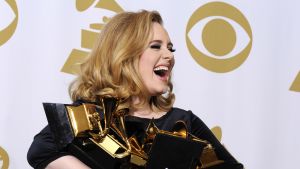 Adele går det ingen nöd på fastän hon struntar i strömningstjänsterna. Adele på grammy awards