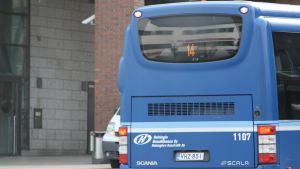 HRT kan inte garantera att alla resenärer alltid kommer fram. Det berättigar ändå inte till att biljetten ersätts, säger Ossi Berg. buss