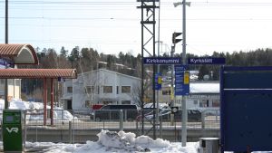 Måga tåg mellan Helsingfors och Åbo susar förbi tågstationen i Kyrkslätt.