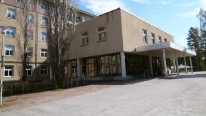 Röda Korsets flyktingförläggning på Mjölbolsta stängde i våras. Nu ska den öppna igen, den här gången i företaget Medividas regi. Ingången till huvudbyggnaden på Mjölbolsta.