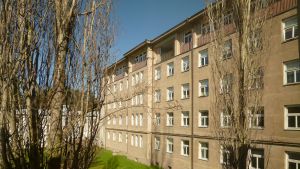 Mjölbolsta byggdes ursprungligen som ett tuberkolossanatorium. Det har senare tjänat för olika typer av vårdändamål, bland annat som äldreboende. De senaste åren har huvudbyggnaden dels stått tom, dels använts som flyktingförläggning. Huvudbyggnaden på Mjölbolsta sjukhus.