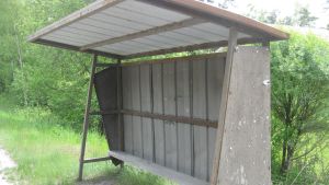 En busskur innan den piffades upp. Många busskurer längs Skärgårdsvägen är i dåligt skick.