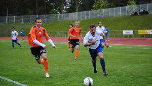 LoPas Mehdi Kuqi är steget för BK-backen Marko Heino. LoPas Mehdi Kuqi är steget före BK-backen Marko Heino.