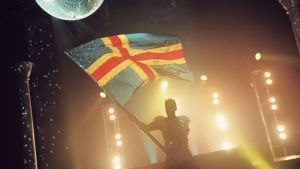 "Drottningen av Åland" (klicka på bilden för att se musikvideon)